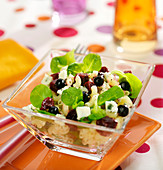 Salat mit Hörnchennudeln, Feldsalat, Roter Bete, schwarzen Johannisbeeren und Roquefort