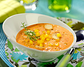 Gazpacho aus Tomaten und gelber Paprika mit Croûtons