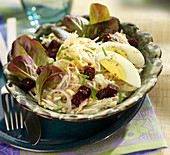 Salat mit geriebenem Topinambur, Roter Bete, Feldsalat und hartgekochtem Ei