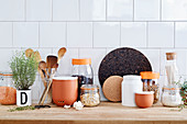 Küchenutensilien, Vorräte und Kräuter auf Küchenarbeitsplatte