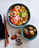 Ramen (asiatische Nudelsuppe) mit Meeresfrüchten und Shoyu-Sojasauce