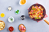 Orecchiette mit eingelegten Tomaten, Rohschinken und Basilikum im Wok