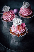Cupcake mit Rosenwassercreme