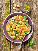 Kurkuma-Gnocchi mit Hähnchen, Oliven, Salzzitronen und Mandeln
