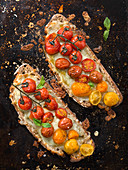 Belegte Brote mit Mozzarella, roten und gelben Kirschtomaten und Basilikum