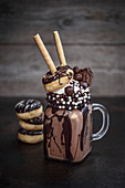 Schokoladen Freak Shake mit Donut, Brownie, Waffelröllchen, Schlagsahne und Schokokügelchen