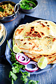 Paneer Matar Kulcha (gefülltes Fladenbrot mit Erbsen und Paneer-Frischkäse, Indien)