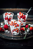 Eton Mess mit Joghurt und Erdbeeren