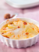 Kleines Gratin Dauphinois (traditionelles Kartoffelgratin, Frankreich) mit Muskatnuss