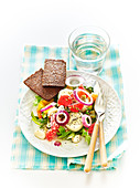 Gemischter Salat mit Daikon-Rettich, Rucola, Hanfsamen und Chiasamen