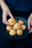 Gougères (Käse-Windbeutel, Frankreich) mit Mimolette