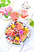 Wassermelone mit gefrorenen Beeren, Wassermelonensaft und Petit-Suisse-Eis mit Waldfrüchten
