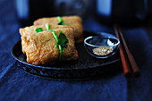 Inari-Sushi (frittierte Tofutaschen mit Reisfüllung, Japan)