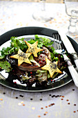 Hirschkuh-Tournedos mit Blätterteigsternen mit Mohn und Salat