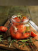 Tomaten mit Kräutern im Weckglas