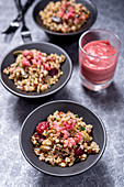 Veganer Quionasalat mit Cranberries und Kürbiskernen, dazu Rote-Bete-Hummus