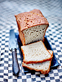 Glutenfreies Brot aus Reismehl und gemahlenen Leinsamen.