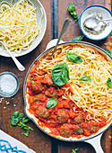 Spaghetti mit vegetarischen Fleischbällchen in Tomatensauce.
