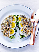 Dreikornbrötchen mit Avocadomousse und hartegkochtem Ei