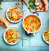 Cocotte und Spaghettiteller mit Gemüse und Chorizo
