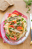 Nudelsalat mit Tomaten und Sardinen