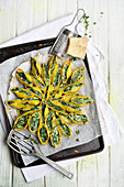 Blumenförmiger Kuchen aus Nudeln mit Ricotta, Spinat und Grünkohl