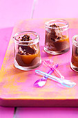 Schokoladeneis mit Aprikosensauce und gegrilltem Sesam