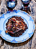 Knuckle of lamb with onions and black quinoa