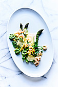 Gegrillter grüner Spargel, Grünkohlblätter, Butterbohnen und Zucchini mit weisser Garnelenbutter