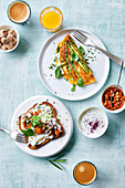 Toast mit Frischkäse und Ei sowie Omelett mit grünem Spargel und Basilikum