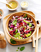 Salat mit Entenbrust, Datteln, roten Bohnen, Saubohnen, Chicorée und roten Zwiebeln