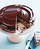 Marmor-Cheesecake mit Schokoladenglasur, angeschnitten
