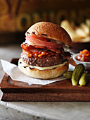 Rindfleisch-Burger mit Bacon, Comté-Käse und süß-saurem Zwiebelchutney