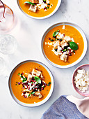 Karotten-Kürbis-Suppe mit Feta, Pistazien, Granatapfelkernen und Croûtons
