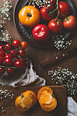 Stillleben mit verschiedenen gelben und roten Tomaten