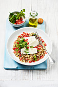 Salat mit dreierlei Quinoa, Feta, Granatapfel und Petersilie