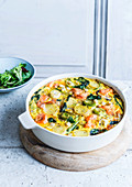 Frittata mit grünem Gemüse und geräuchertem Lachs