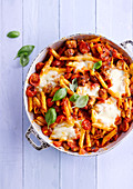 Gratinierte Pasta mit Würstchen, Tomaten und Mozzarella