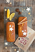 Gingerbread with icing sugar star decoration