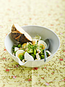 Salad with broad beans, goat’s cheese and eggs