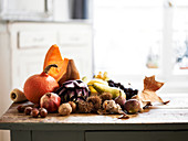 Herbstliches Stillleben mit Gemüse und Obst auf Tisch