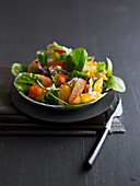 Salat mit geräuchertem Fischsalat und Winterobst