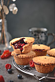 Mini-Pies mit Beerenfüllung