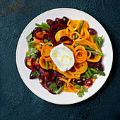 Carrot and beet spaghetti with green beans and mozzarella cheese