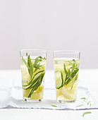 Eisgekühltes Sommergetränk mit Gurke, Ananas und Estragon