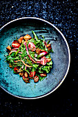 Salad with caramelised pork, cherry tomatoes and red onions