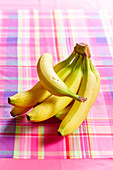Bananen auf karierter Tischdecke