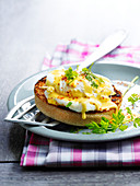 Eggs Benedict (English muffin with poached egg and hollandaise sauce, USA)