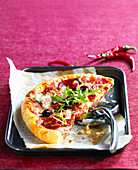 Pizza mit Chorizo und Oliven