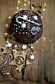 Weihnachtlicher Schokoladenkuchen verziert mit Sternen und Zuckerstange